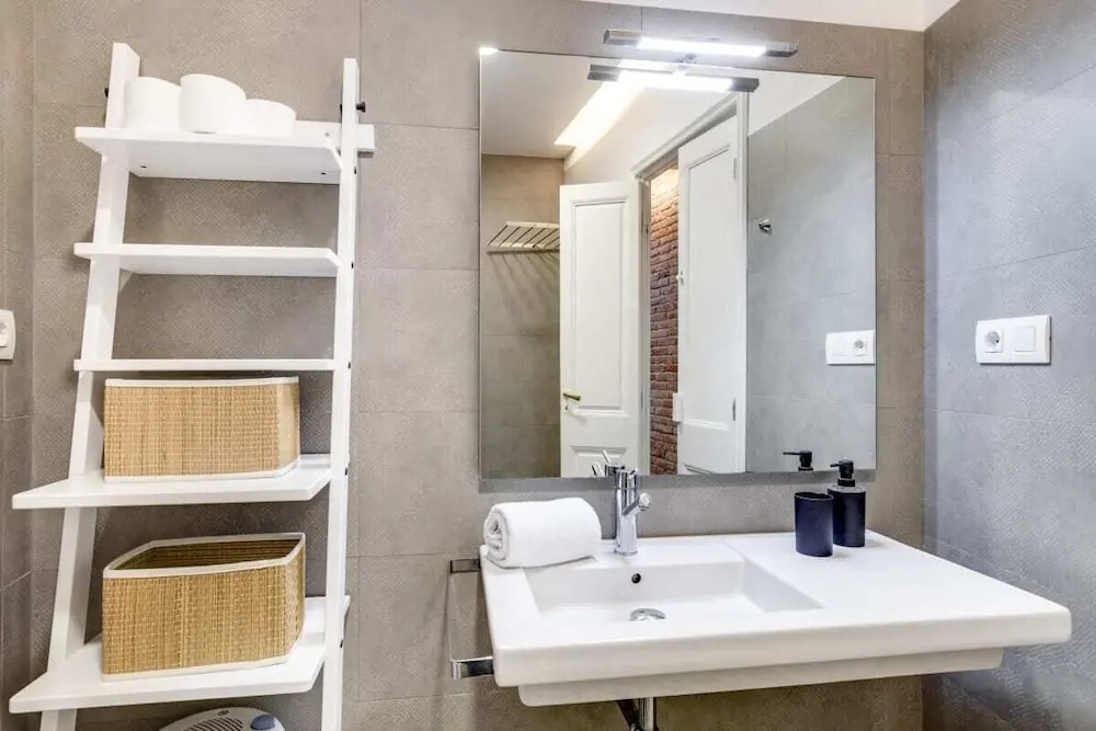 Designer 1 Bed Apartment near Plaza España