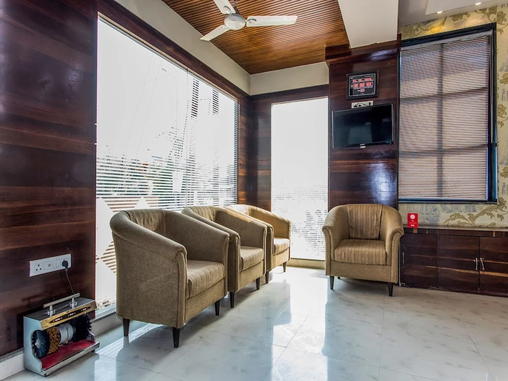 OYO 5253 Hotel Orange Lily