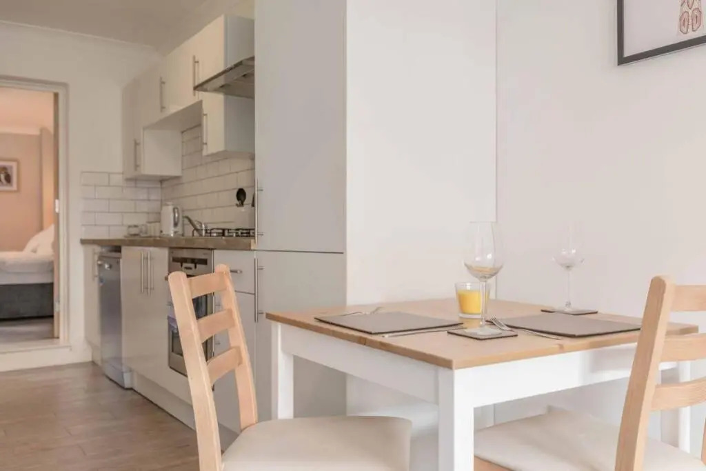 Stylish Apartment 5 Min Walk To Castle & Parking!