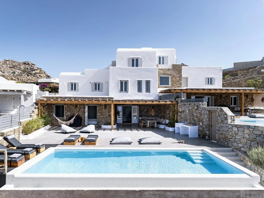 Villa Agapi, 2 min walk to the beach & heated pool, by Red Windmill Villas