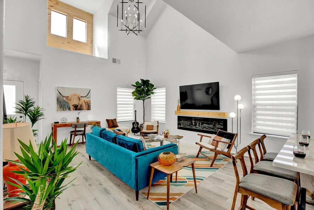 Luxury Modern Home With Hot tub Deck & Firepit!