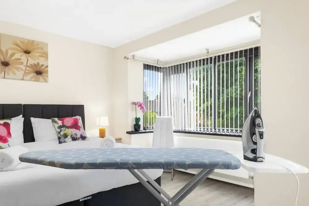 4 Bed House - Sleeps 8 - Garden - Parking - Wifi