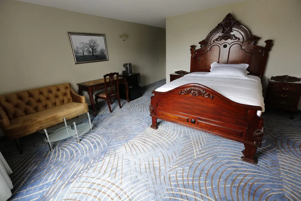 Fullerton Manor Inn