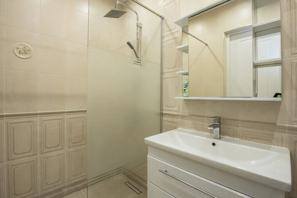 Stay in on Mashtots 16a-5