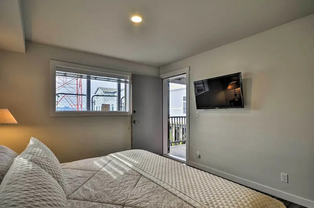Sleek Riverfront Condo on Pier in Downtown Astoria