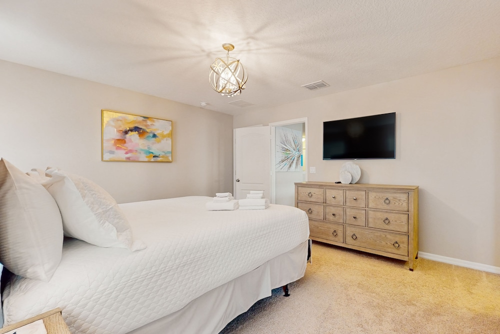 Stunning Getaway With Games & Clubhouse Amenities - Near Parks