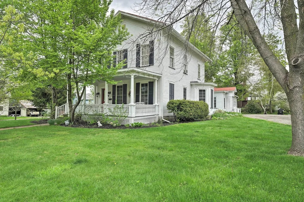 Romantic Country Apt by Lake Erie & Wineries!