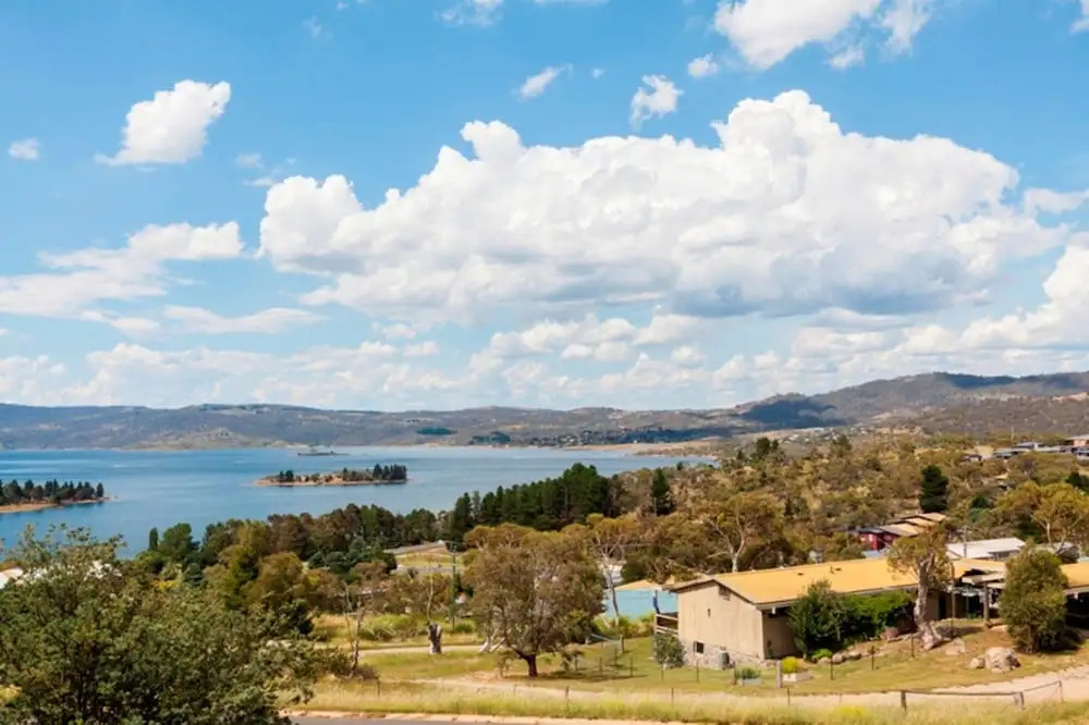 Torino 3 - Lake Jindabyne & Snowy Mountain Views