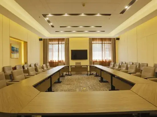 Yining Yili Huacheng Grand Hotel (People's Square)
