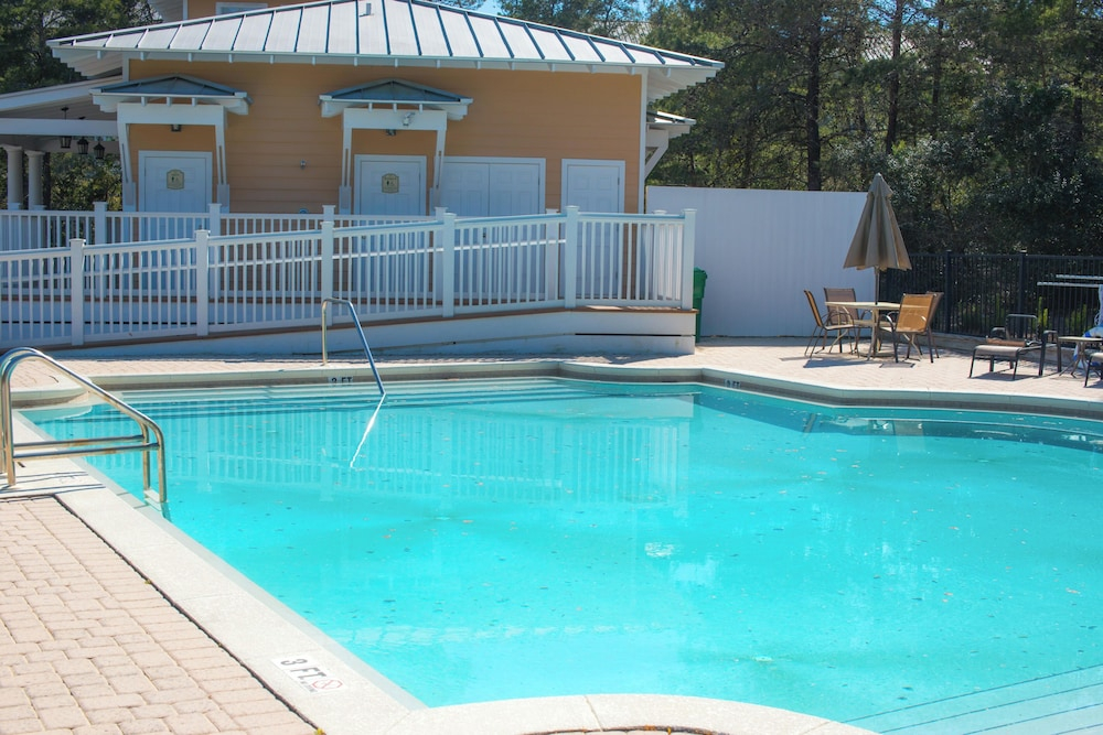 Stay at The Hut! Room for Everyone! 4BR Fun Sleeps 11