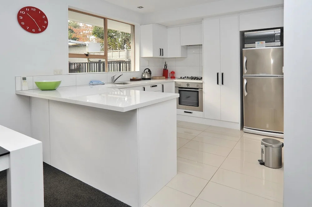 Relaxed 3BR Hideaway - Outdoor Living & Pets - Christchurch Holiday Homes