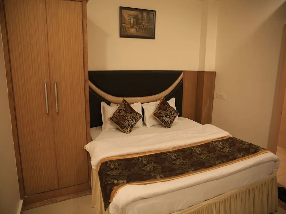OYO 4300 Hotel The Royal Placid