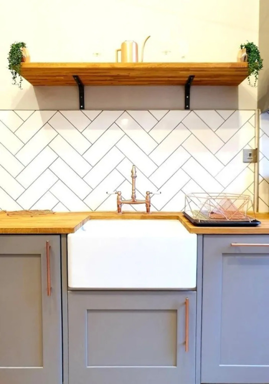 Unwind in a Bright Airy Victorian Apartment in West End!