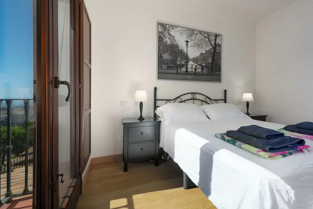Stylish House, Patio, Pool, Mountains, Stunning White Village, sea 20 Mins Away