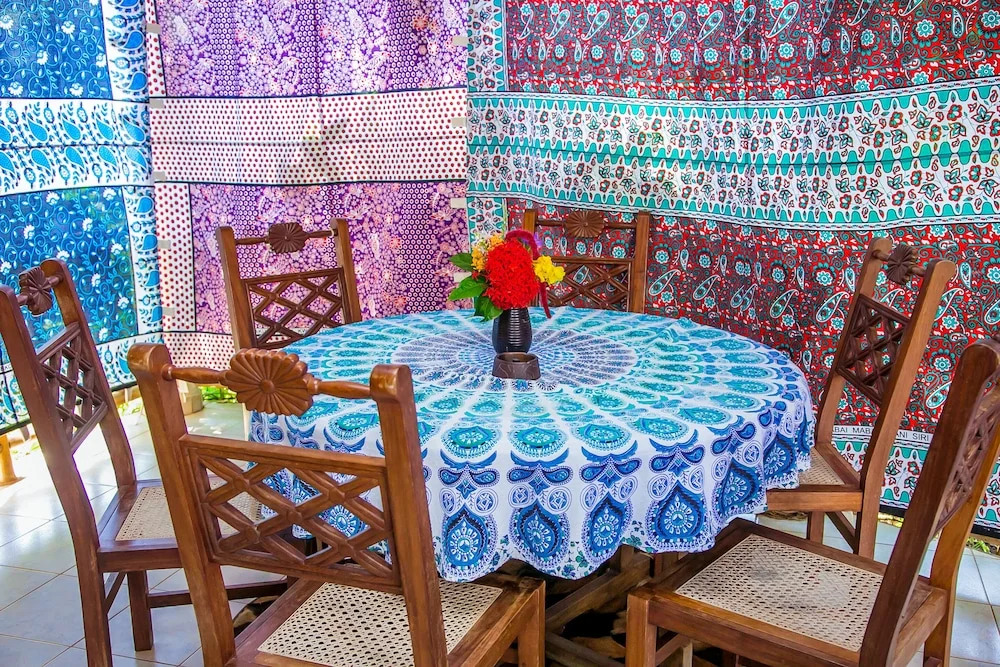 3 Bed Cottage Sleeps 6- Pool, Chef Option, Parking