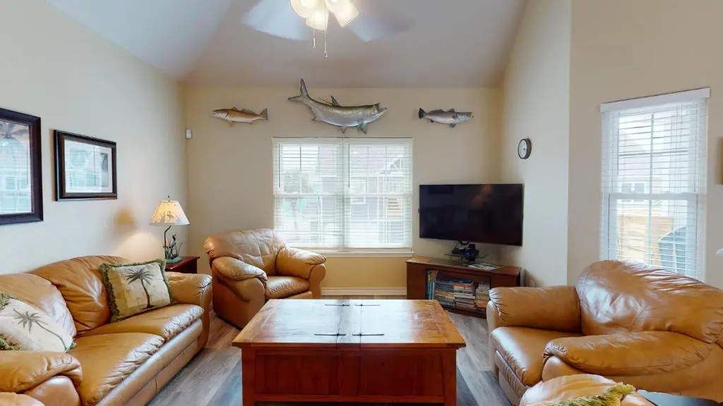 FH4 Charming 3 Bedroom Condo, Near Beach, Shared Pool