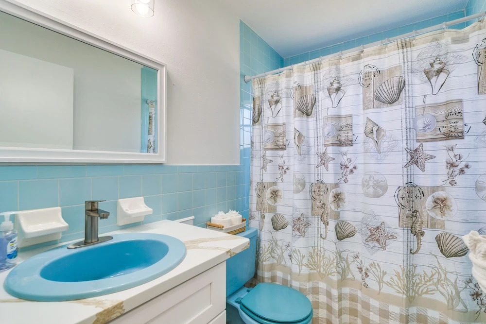 Home w/ Screened Porch, Near Weeki Wachee Springs!
