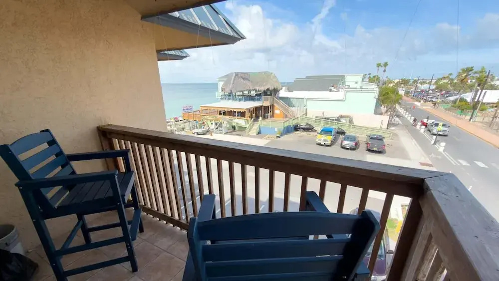 Bayfront W/docks & Fish 3 Patios Prime Location 2 Bedroom Apts