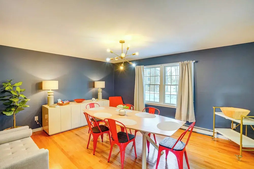 Walk to Dining: Downtown Lenox Guest House!