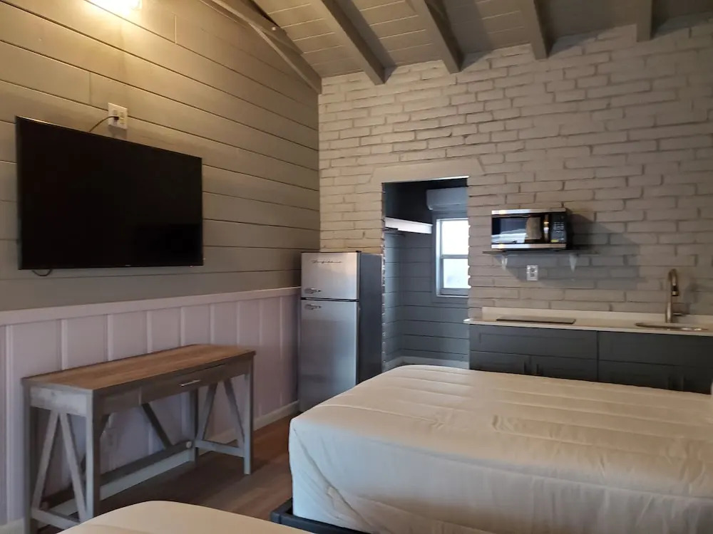 Hollywood Gardens Inn & Suites