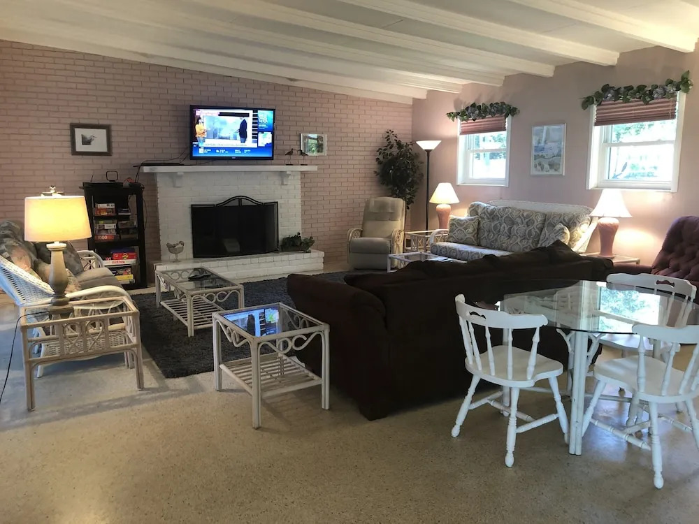 COASTAL BREEZES home