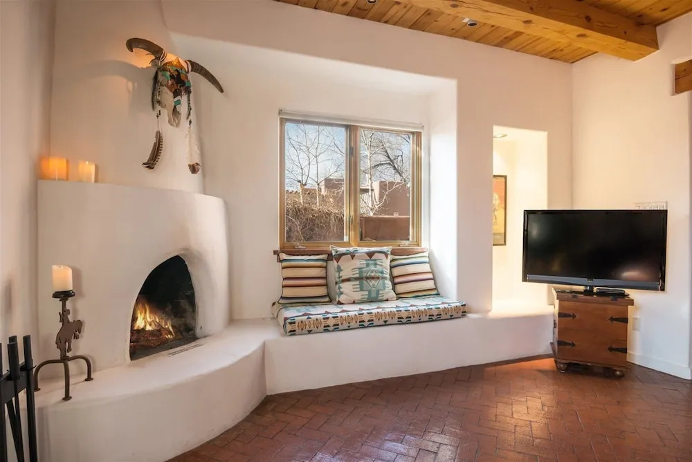 Serenidad - Delightful Vacation Home, Walk to The Plaza and Canyon Rd