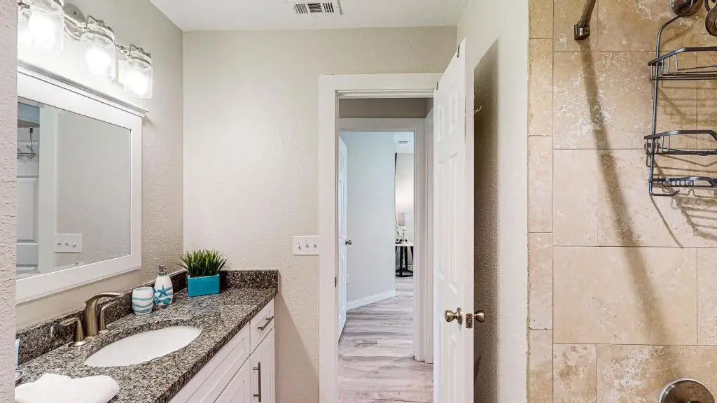 AH-G226 Remodeled Second Floor Condo, Shared Pool & Hot Tub, Near Marina