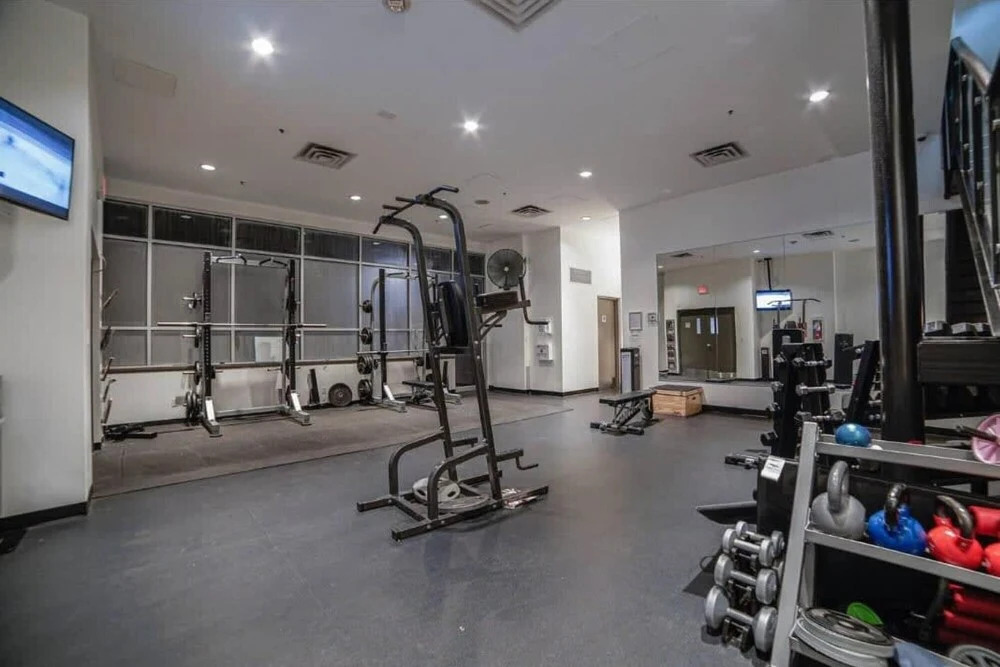 Beautiful 1bd Condo Patio Gym Parking Location