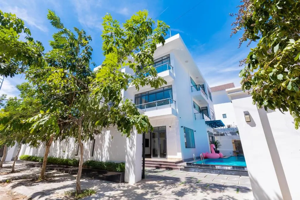 Palm Villa 34 ( Luxury Villa with 17 bed room, karaoke & bida inside)