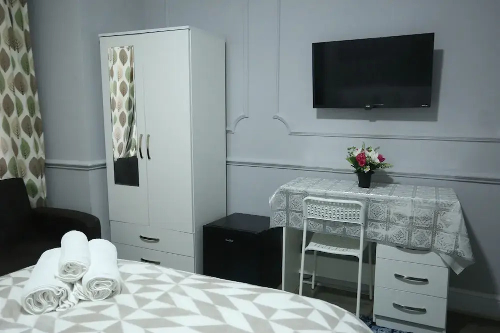Heathrow roomzzzz BnB