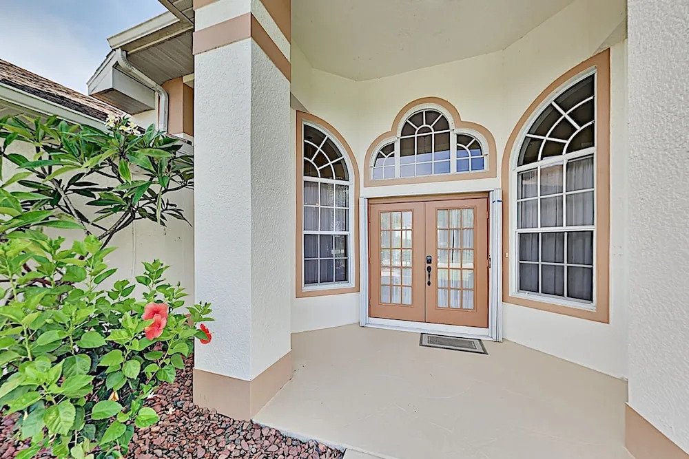 Waterfront W/ Screened Lanai, Pool & Kayaks 4 Bedroom Home