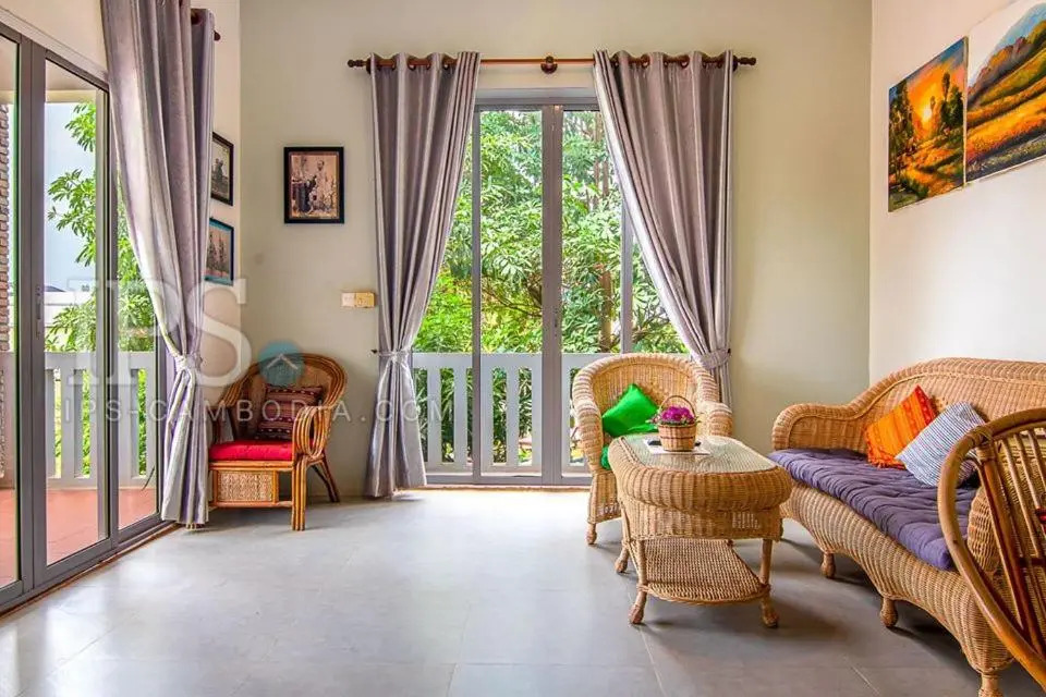 Private Entire 8 BedRooms Garden Pool Villa With Kitchen & BBQ Facilities