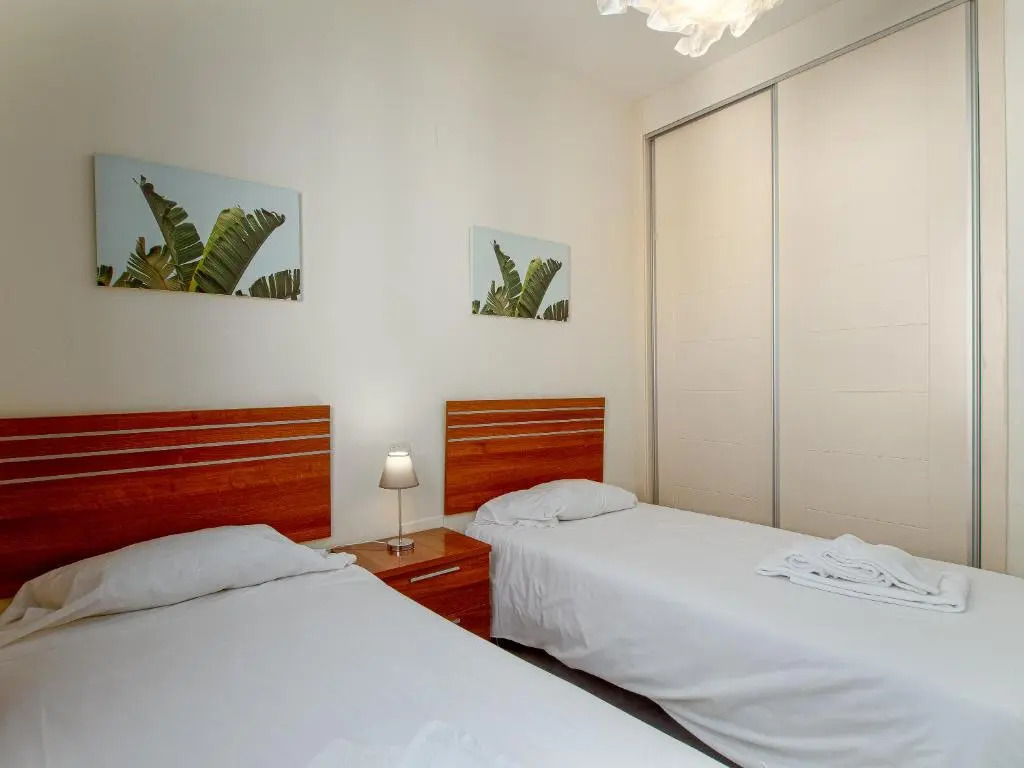 2060-Newly furnished 2 bedrooms apt with golf