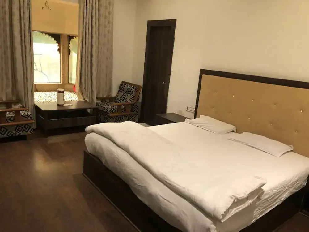 Hotel Rani Palace at Lake Fatehsagar