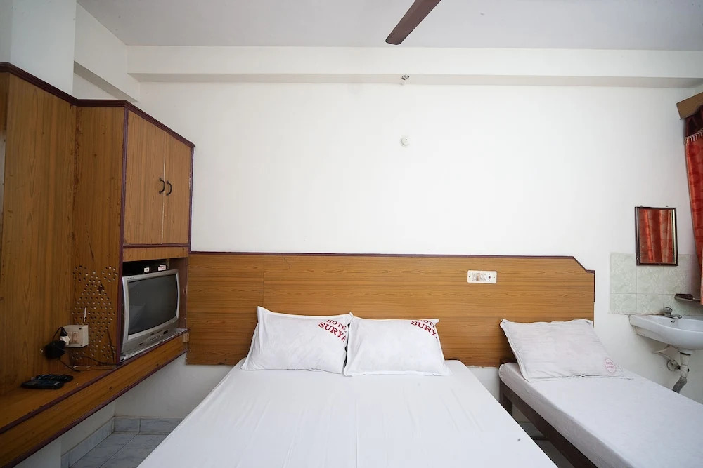 Spot On 38565 Hotel Surya
