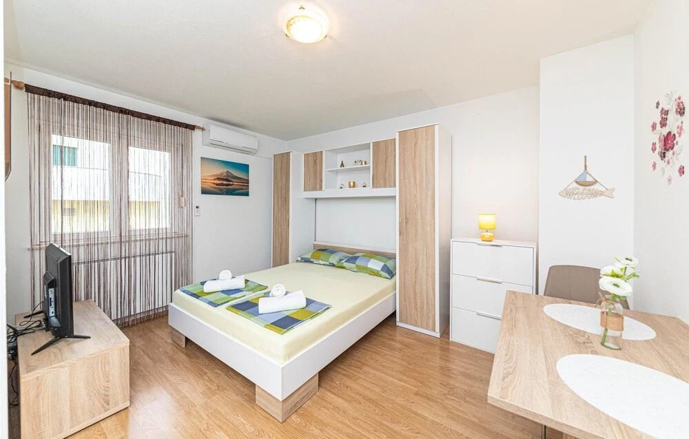 Nice Apartment in Kastel Luksic With Wifi