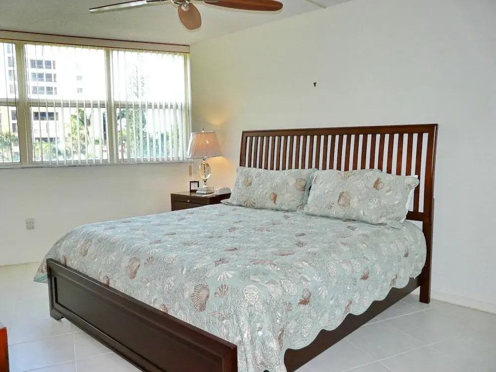 Cozy Beachfront Condo With Pool and Tennis Courts
