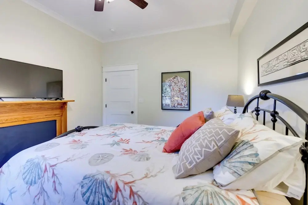 Harbor Oaks Haven: Walk to Front Beach & Downtown!