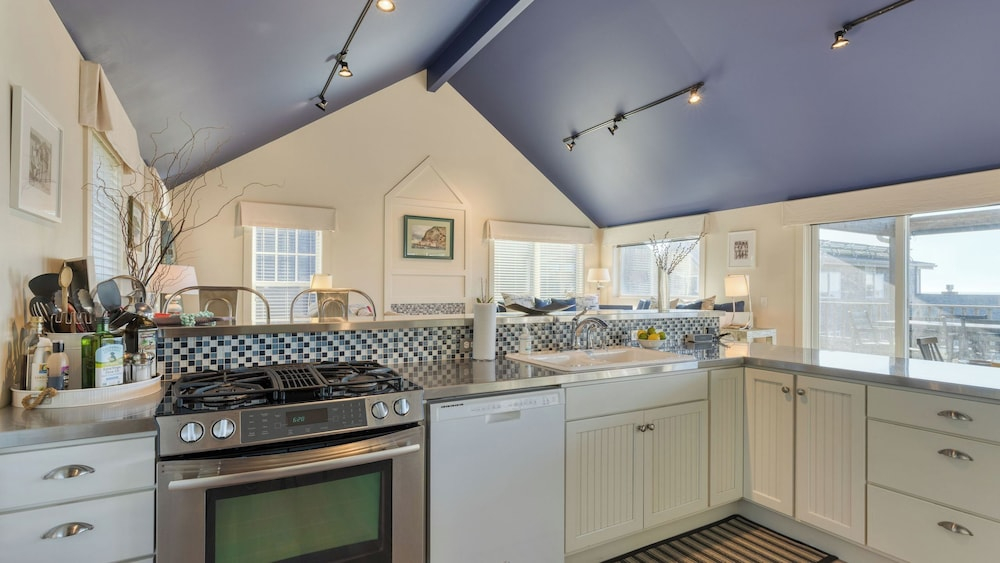 Beachside Retreat w/ Hot Tub, Balcony Dining & Blue-ceiling Charm Sea Cured by Avantstay