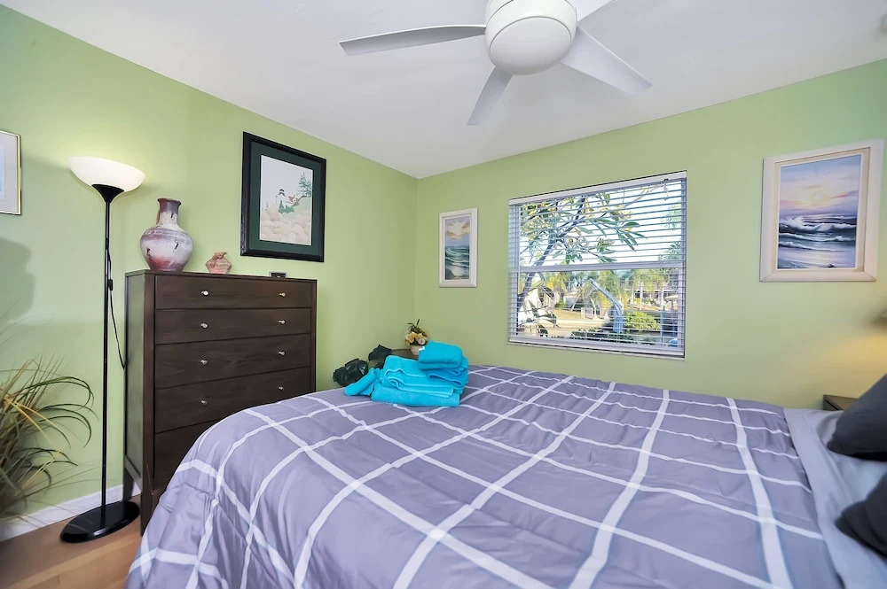 Apollo Beach W/ Pool, Room To Entertain, Pet Friendly! 6 Bedroom Home