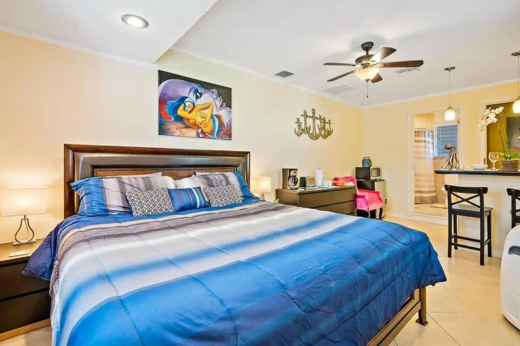 Guest Suite Tropicana Self Check in Private Entrance King Bed Free Parking Near PGA Beaches Roger Dean Stadium Fitteam Ballpark