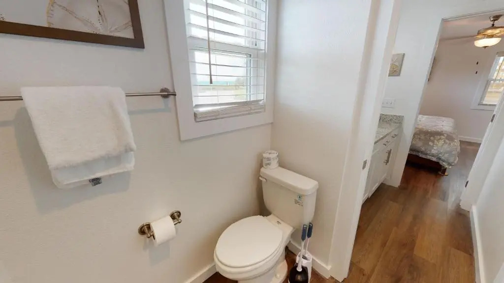 AH-D113 Newly Remodeled First Floor Condo, Near Shared Community Pool