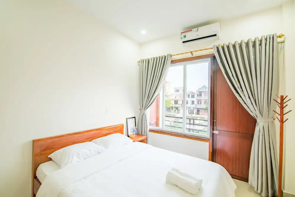 Au Lac Bar & Hostel