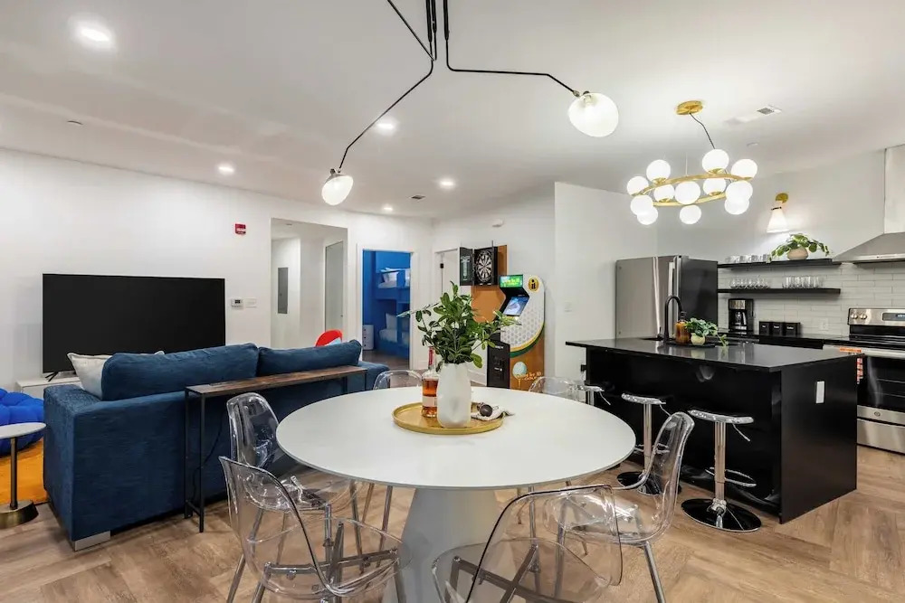 Dual Bachelor Pads w/ Rooftop Lounge & Games Sleeps 26 5 Min to Broadway