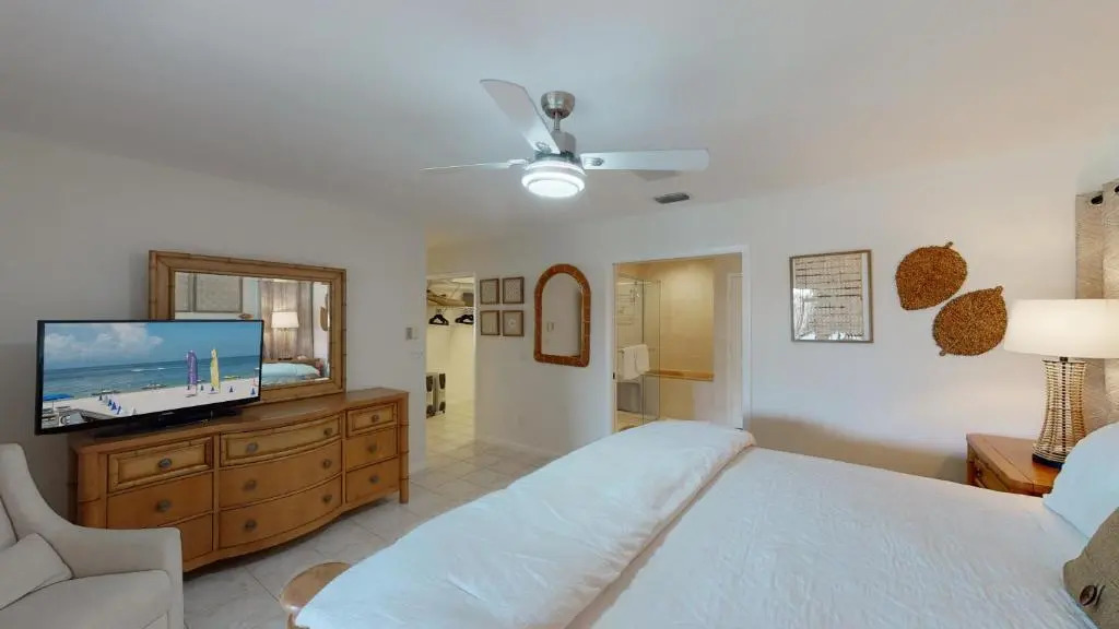 Waterfront Tip Lot Treasure w/ Southern Sunshine