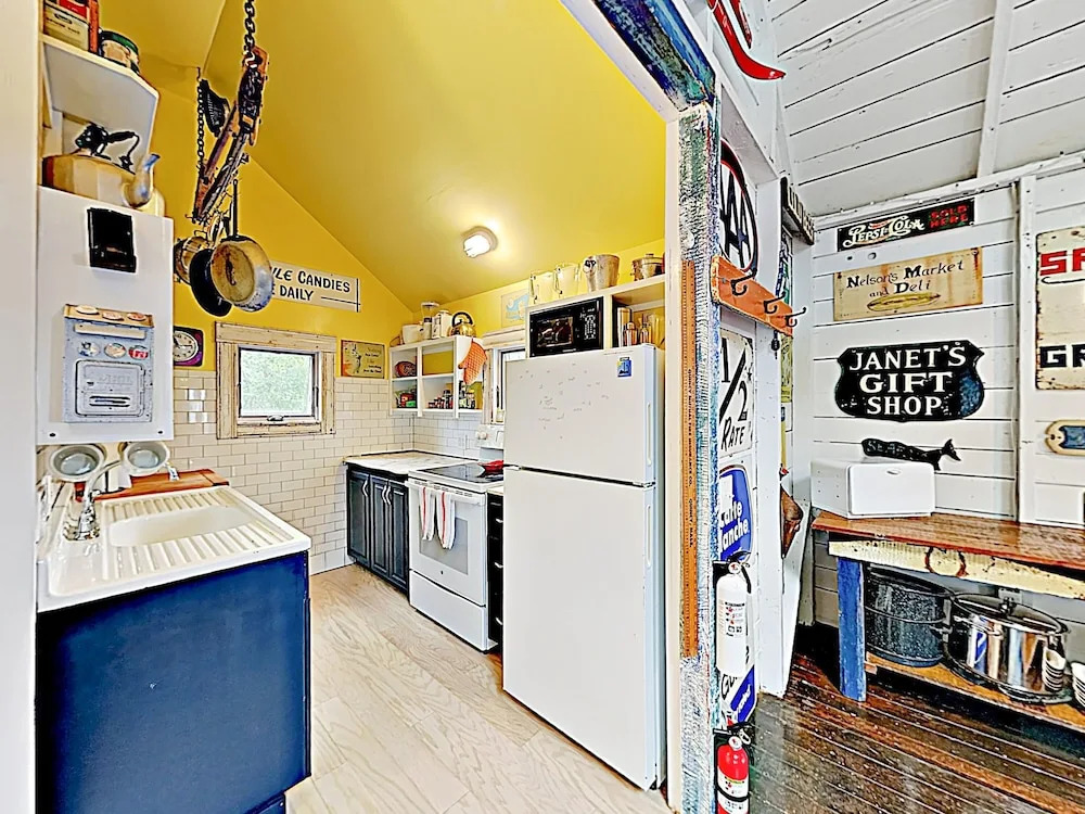 Hilltop Beach Getaway, Stunning Bay Views 3 Bedroom Home