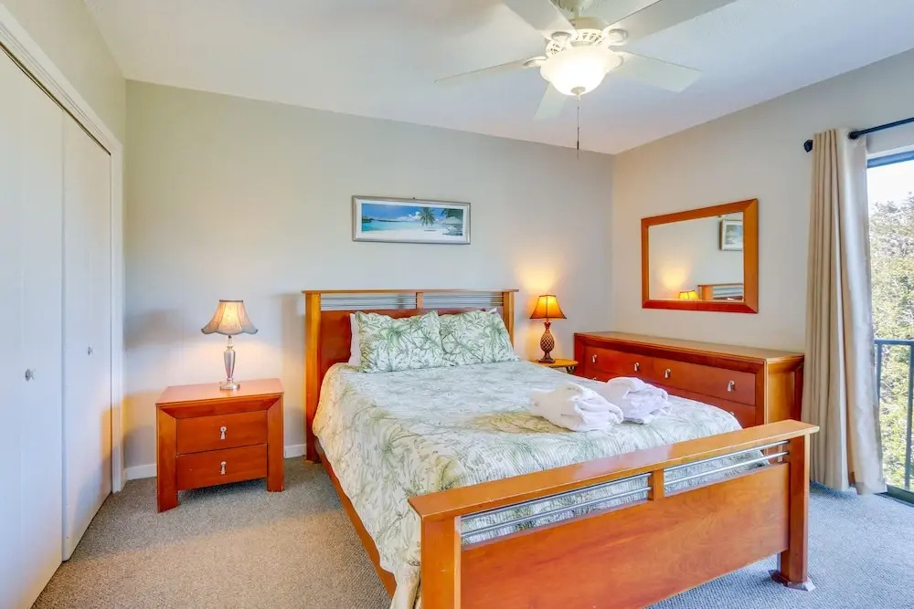 Hilton Head Island Condo w/ Pool - Walk to Beach!, Hilton Head Island