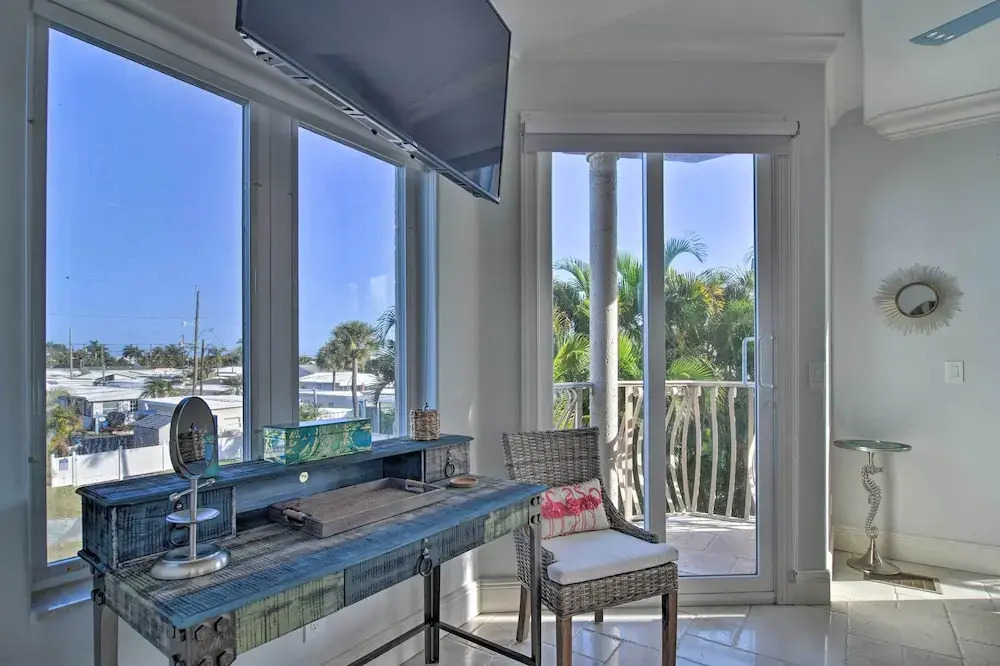 Bradenton Townhome - Walk to Locals-only Beach!
