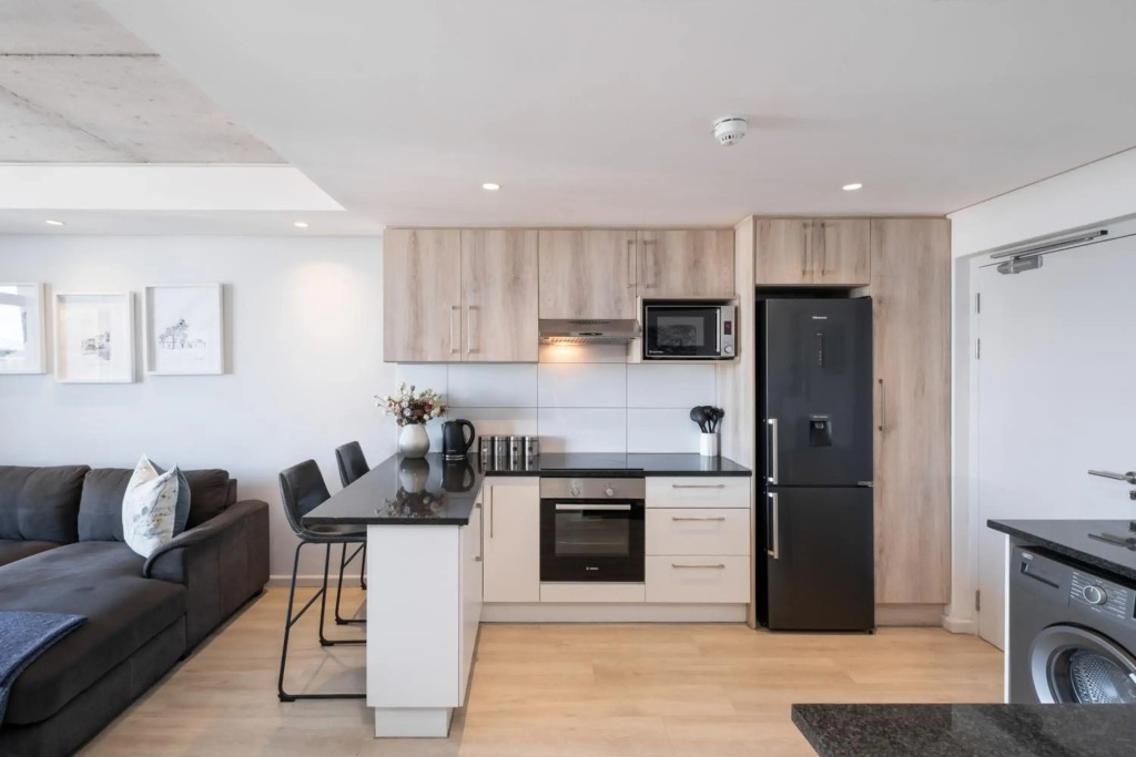 Modern Two Bedroom Unit, Mountain & Harbour Views