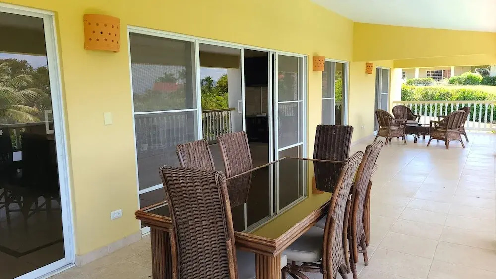 Villa Hermosa a Spacious Villa Close to Downtown